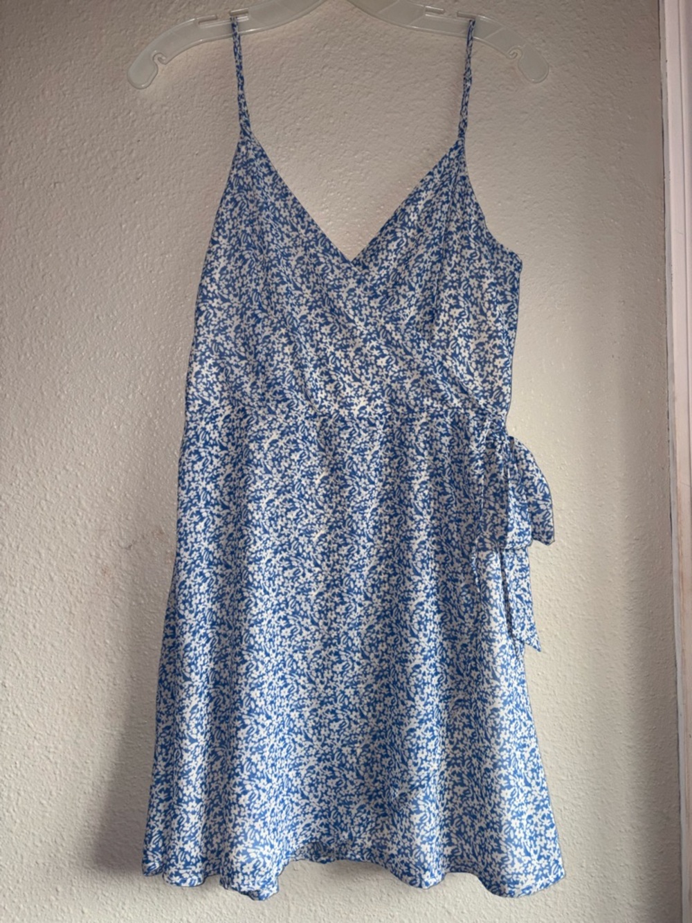 NWT Blue Floral Wrap-Style Spaghetti Strap Dress ✨